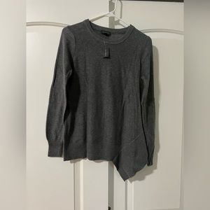 Asymmetric bottom sweater.